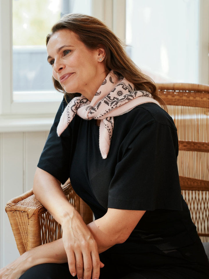 Neo Noir - Adelina Paisley Knit Scarf 169506 - 172 - Powder Tørklæder 