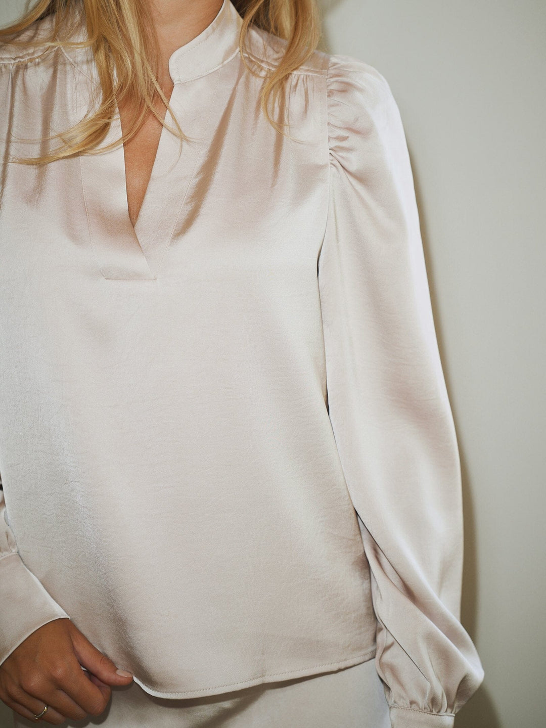 Neo Noir - Rosslyn Heavy Sateen Blouse 163769 - 720 - Champagne Bluser 