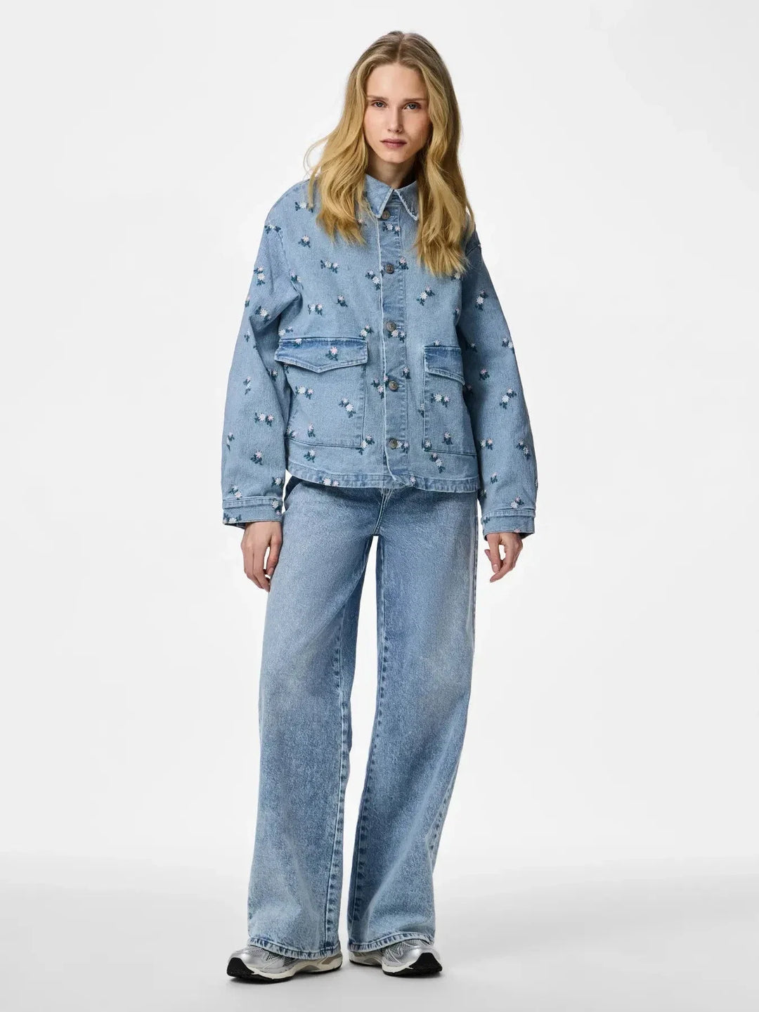 Pieces - Pcflora Ls Denim Emb Shirt - 5068169 Light Blue Denim Pink Flower Embroidery Skjorter 